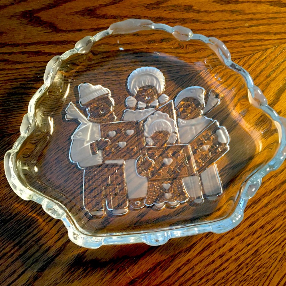 Christmas caroling dish with hearts on side